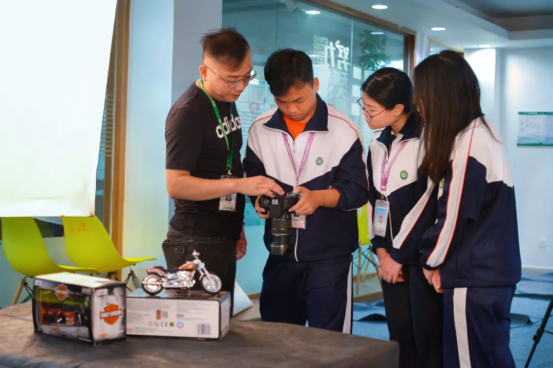 電子商務(wù)老師指導(dǎo)學(xué)生 (3).jpg 圖片